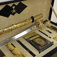 هدية رجالية بوكس ملكي بشت سيف بالأسم والعبارة حسب...