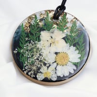 تعليقه اسود وذهبي