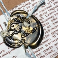 تغليف هديه بختم شمعي