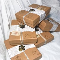 تغليف هديه بختم شمعي