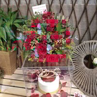 بوكس اكريلك بالورد وكيكة من منش