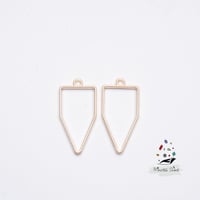 369 - تعليقة شكل مضلع لون ذهبي