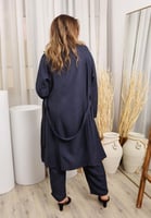 تألقي بأناقة استثنائية مع طقم جاكيت وبنطلون لون كح...