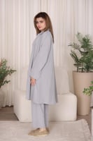 طقم جاكيت مع بلوزة وبنطلون خياطات طولية من بلاك وي...