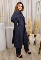 تألقي بأناقة استثنائية مع طقم جاكيت وبنطلون لون كح...