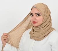 حجاب قطن شاش مخطط مميز من بلاك وينج – خفة وأناقة ت...