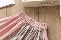 طقم تيور وردي أنيق مع أكمام البف القصيرة