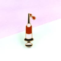 بروش / دبوس على شكل حقنة حمراء