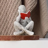 مجسم شخص يقرأ ديكور