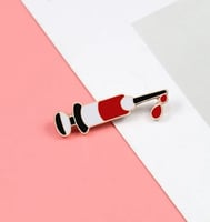 بروش / دبوس على شكل حقنة حمراء