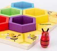 خلية النحل الخشبية