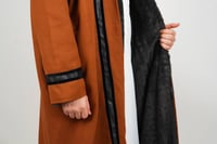 فروة قمرة جوخ مع فرو مبطن ناعم لون جملي