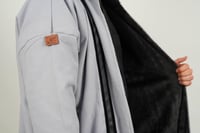 فروة قمرة جوخ مع فرو مبطن ناعم لون رصاصي