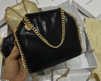 أسود لوقو ذهبي