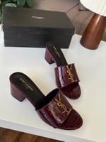 احمر