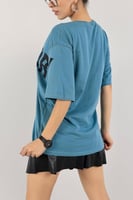 تيشيرت أزرق مطبوع