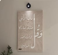 أبيض