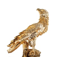 مجسم صقر واقف باللون الذهبي