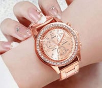 ساعة دائرية كلاسيكيه مرصعة بالكرستال من الحواف مع...