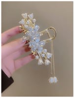 مشبك شعر معدني على شكل زهرة مرصع بالكرستال