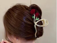 مشبك شعر نسائي بتصميم زهرة أنيق