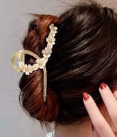 مشبك شعر على شكل زهرة