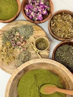 مشاط اخضر بالأعشاب الهندية و نواة التمر