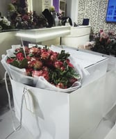 إهداء إلى صديق ( كيس هدايا + باقة ورد )