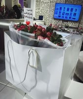 إهداء إلى صديق ( كيس هدايا + باقة ورد )