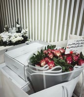 إهداء إلى صديق ( كيس هدايا + باقة ورد )