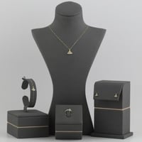 طقم ذهب بتصميم شراع مع مربع بسيط لماع - عيار18