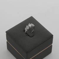 طقم ذهب ابيض بتصميم حبات الكريستال اللماعه - عيار...