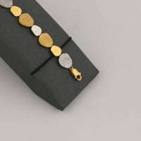 اسوارة ذهب بتصميم هندسي بأجزاء مطفية لونين - عيار...