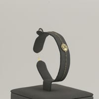 طقم ذهب دائري بتصميم زر - عيار18