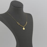 عقد ذهب حلقات مبروم وردة بنقش فريد - عيار 21