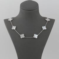 عقد ذهب ابيض ورود بيضاء - عيار 18