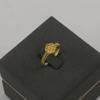 طقم ذهب دورين مبروم و بتصميم هندسي معين - عيار21