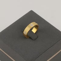 دبلة ذهب مطفي بنقش نجوم لماعة - عيار 18