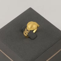 طقم ذهب ثلاث ادوار ورود مع دوائر بارزة بصمة - عيار...