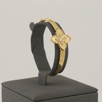 اسوارة ذهب واقف بتصميم نجمة مموجة لماعة - عيار 18