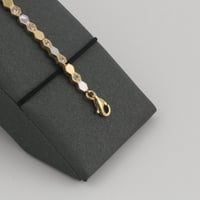 اسوارة ذهب بتصميم سداسي لونين بأجزاء لماعه - عيار...