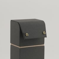 طقم ذهب بتصميم مغناطيس ذهبي لماع - عيار 18