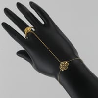 طقم ذهب بتصميم ورود ملفت مع دلايات - عيار 21