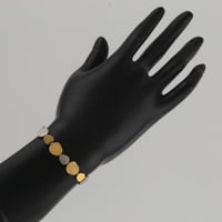 اسوارة ذهب بتصميم هندسي بأجزاء مطفية لونين - عيار...