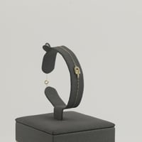 طقم ذهب بتصميم مغناطيس ذهبي لماع - عيار 18