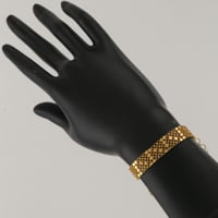 اسوارة ذهب ناعم بتصميم مربعات بأجزاء لماعة - عيار...