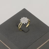 خاتم ذهب ناعم بتصميم الماس وردة - عيار 18