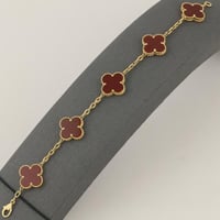 اسوارة ذهب بتصميم نبتة رباعية حمراء ملفتة - عيار 1...