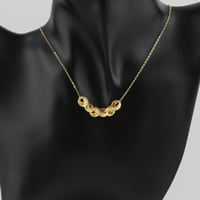 عقد ذهب مع تعليقة مموجة بنقش لماع - عيار 21