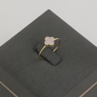 خاتم ذهب بتصميم نبتة رباعية ابيض - عيار 18